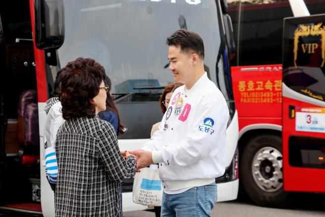 현충일 추념식 참배(대전) 유가족 환송 해당 이미지 입니다