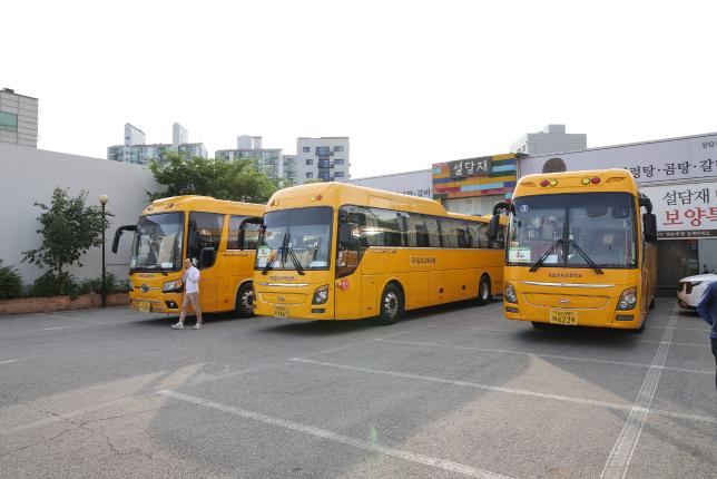 현충일 추념식 참배(서울) 유가족 환송 해당 이미지 입니다