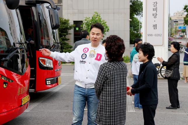 현충일 추념식 참배(대전) 유가족 환송 해당 이미지 입니다