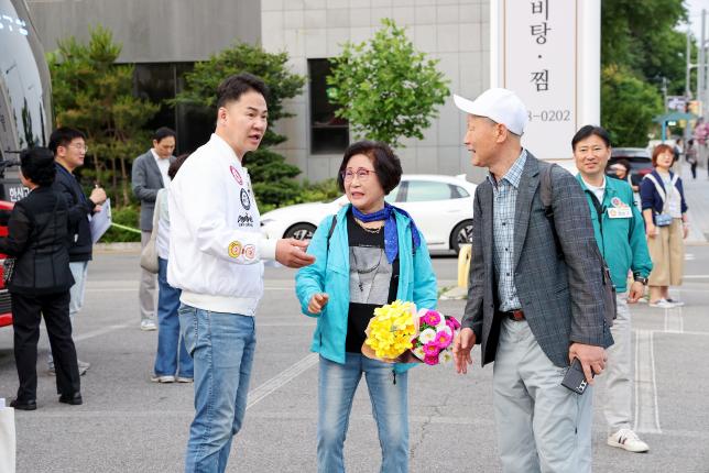 현충일 추념식 참배(대전) 유가족 환송 해당 이미지 입니다