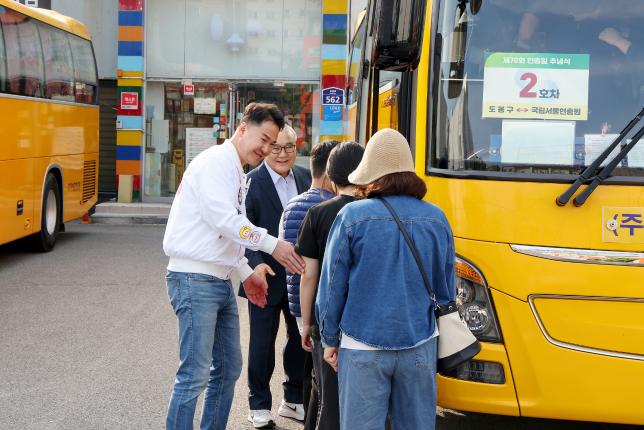 현충일 추념식 참배(서울) 유가족 환송 해당 이미지 입니다