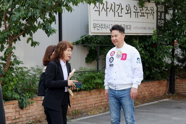 현충일 추념식 참배(서울) 유가족 환송 해당 이미지 입니다