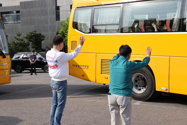 현충일 추념식 참배(서울) 유가족 환송 해당 이미지 입니다