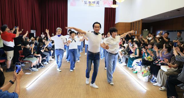 시니어모델 양성과정 수료식 해당 이미지 입니다