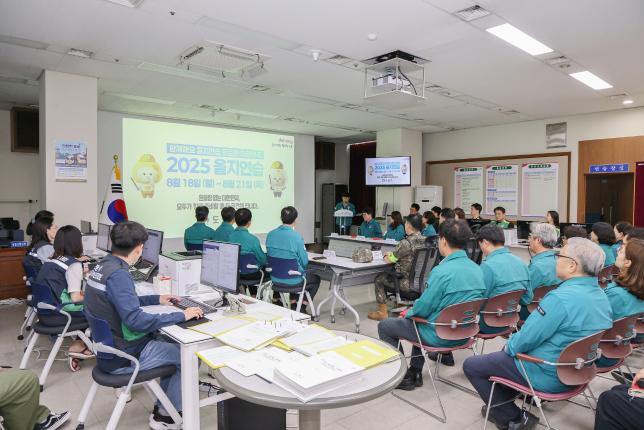 을지훈련 최초 상황보고회, 군장비 전시 해당 이미지 입니다