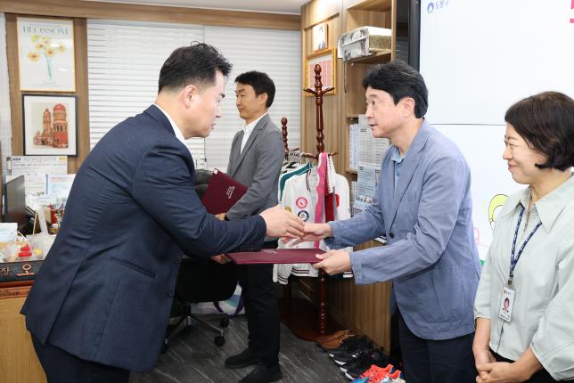 5급 승진자 임용장 수여식 해당 이미지 입니다